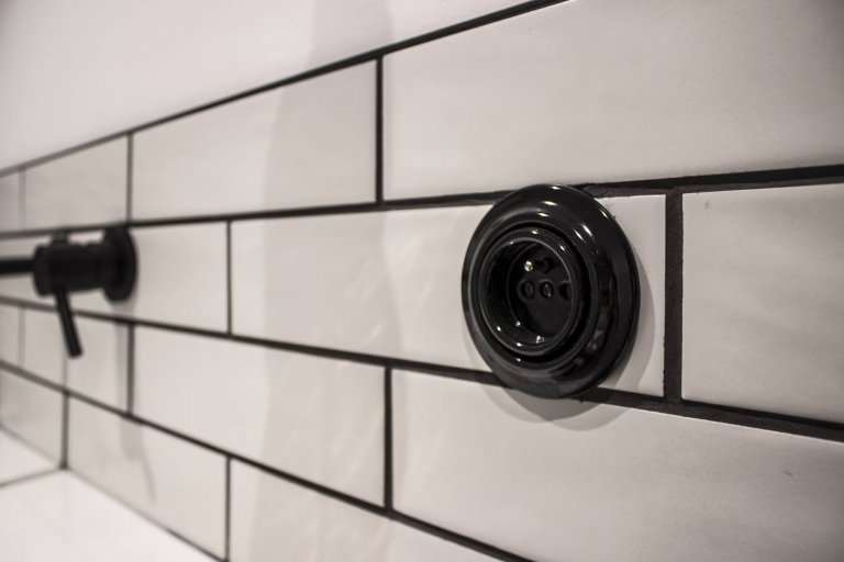 Prvorepublikový byt s ocelí a rezem v hlavní roli