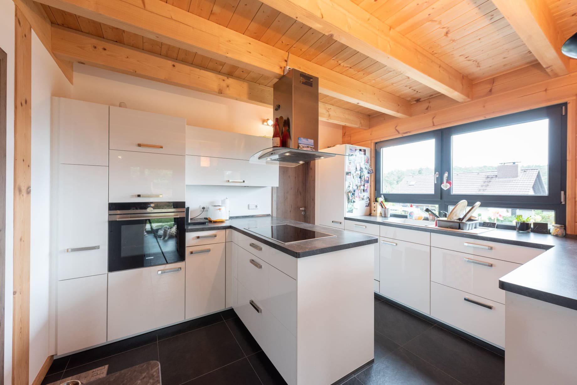 Půvabná dřevostavba u lesa