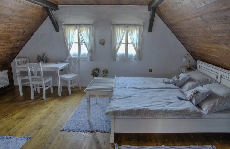 Půvabná roubenka s plastovým šindelem