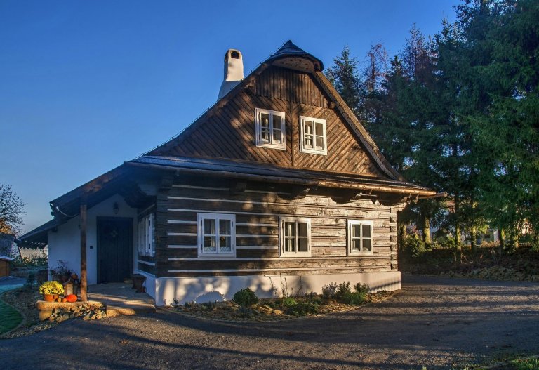 Půvabná roubenka s plastovým šindelem