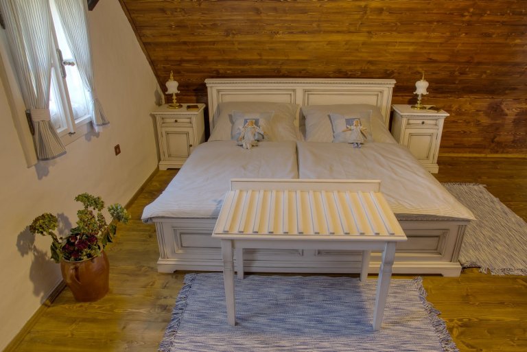Půvabná roubenka s plastovým šindelem