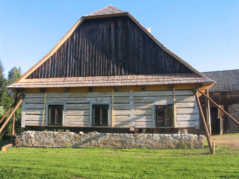 Rekonstrukce památkově chráněné roubenky z roku 1740