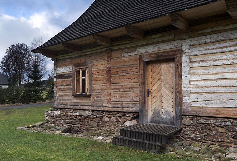 Rekonstrukce památkově chráněné roubenky z roku 1740