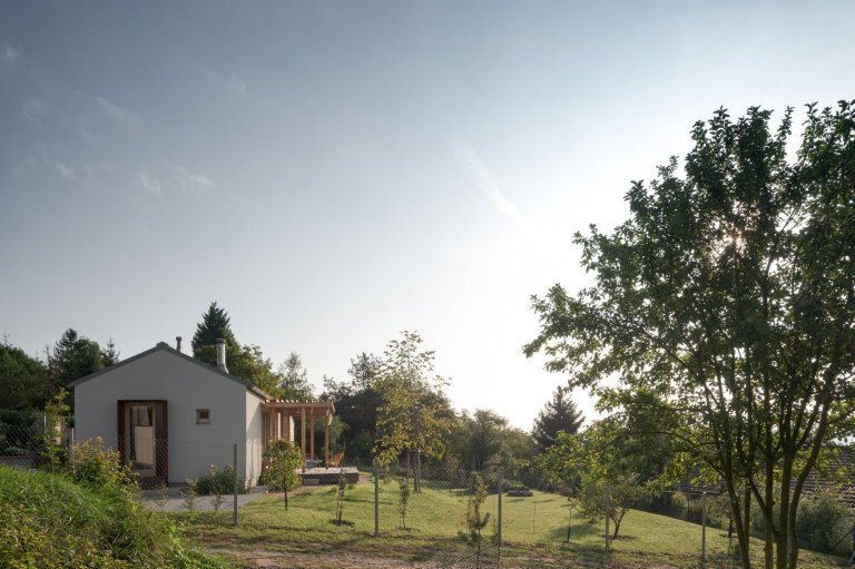 Rekreační domek vdechl zapomenuté zahradě nový život