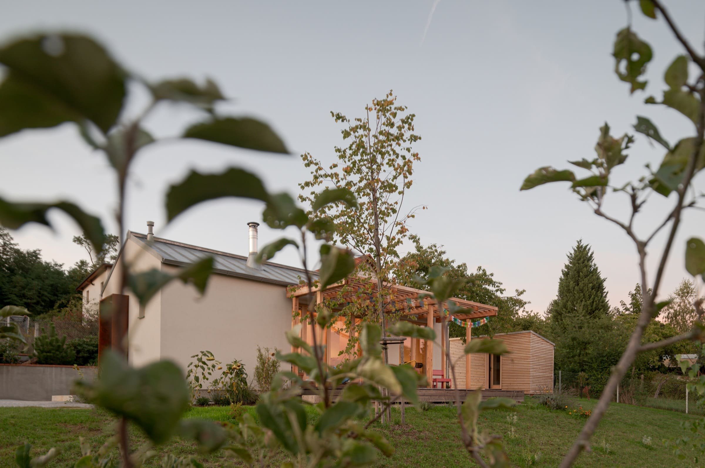 Rekreační domek vdechl zapomenuté zahradě nový život