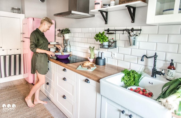 Retro se skandinávskými prvky a růžovými akcenty