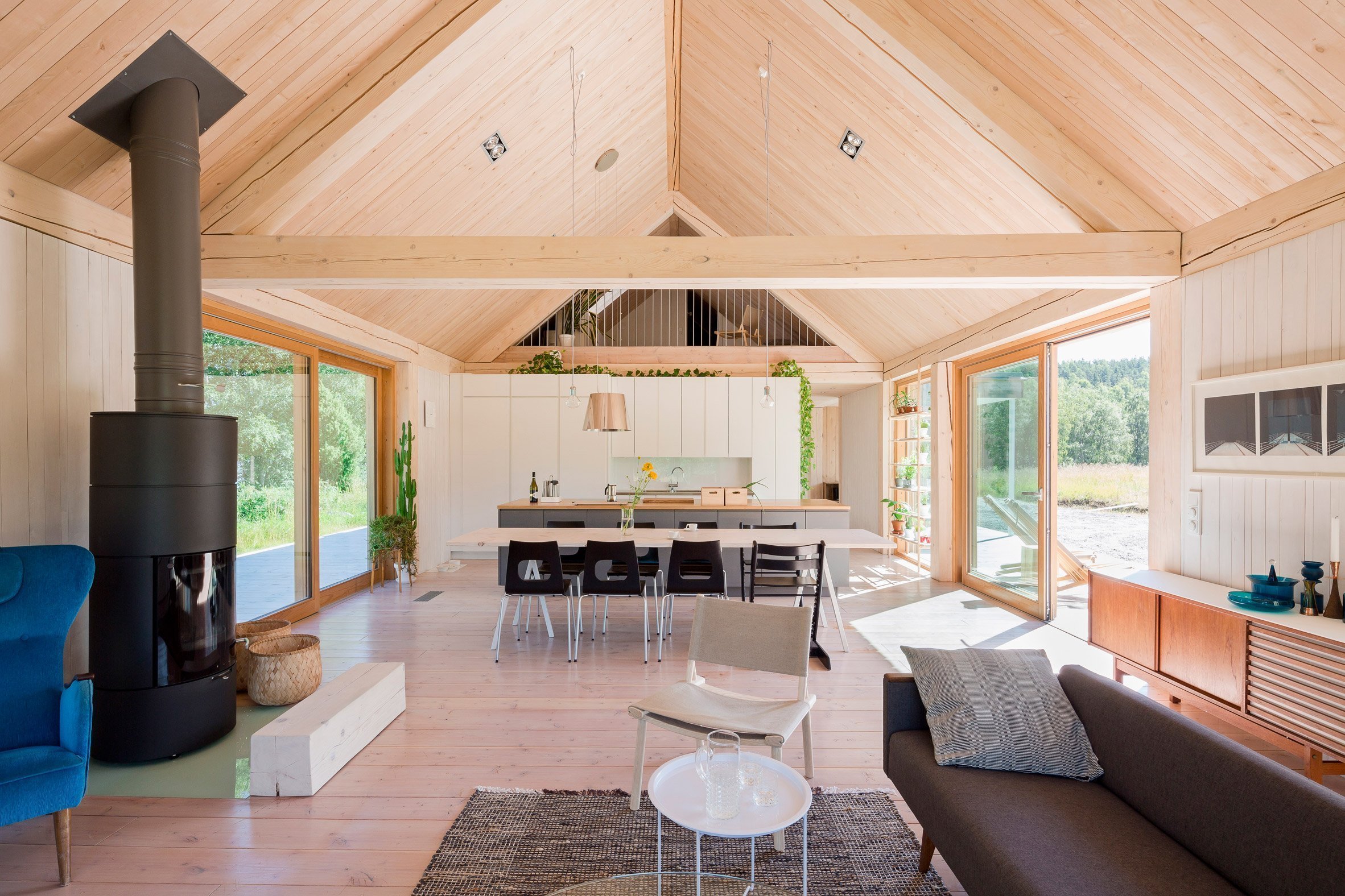 Skvěle řešená finská dřevostavba u jezera