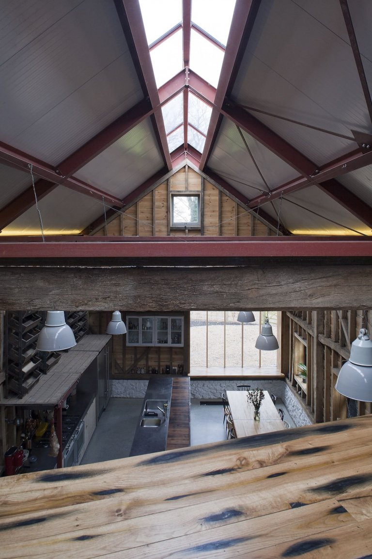 Stodola s podlahou ze starého mostu a stolem z bowlingové dráhy