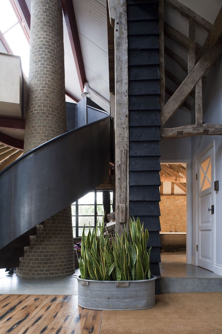 Stodola s podlahou ze starého mostu a stolem z bowlingové dráhy