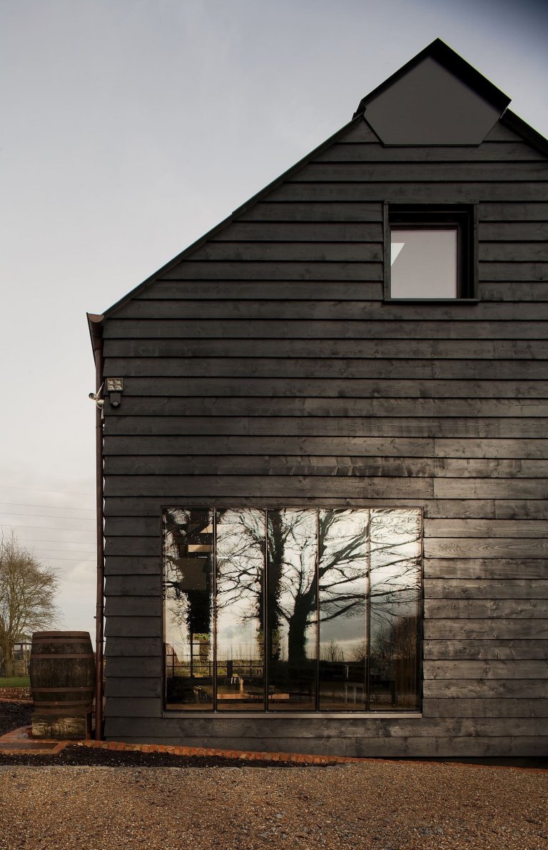 Stodola s podlahou ze starého mostu a stolem z bowlingové dráhy