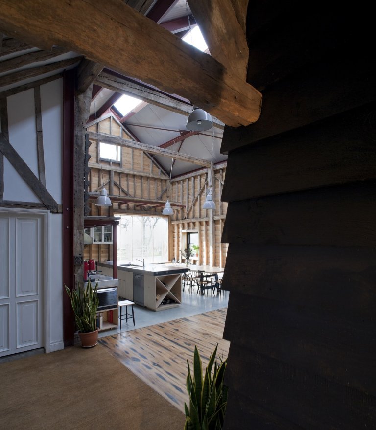 Stodola s podlahou ze starého mostu a stolem z bowlingové dráhy