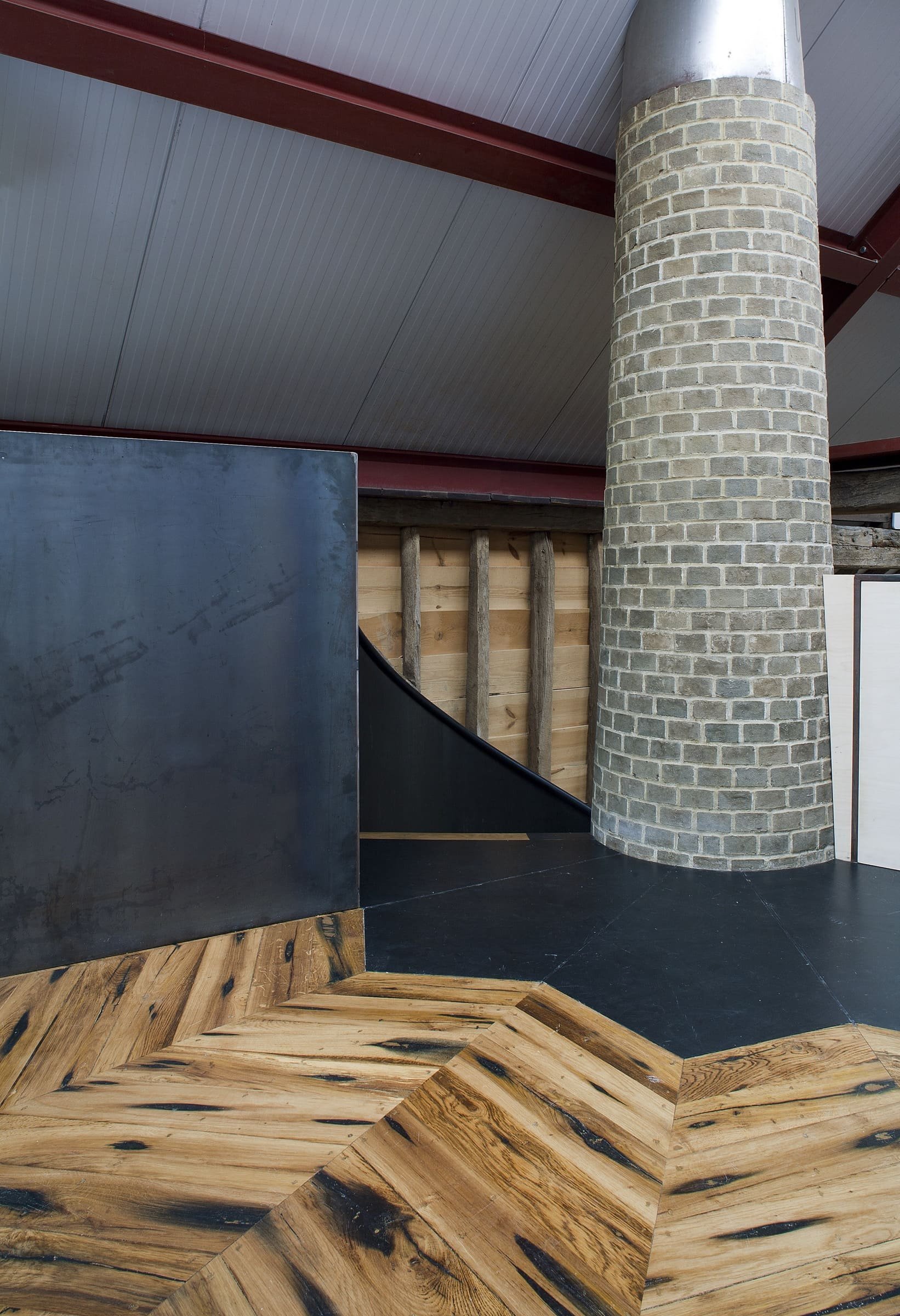 Stodola s podlahou ze starého mostu a stolem z bowlingové dráhy