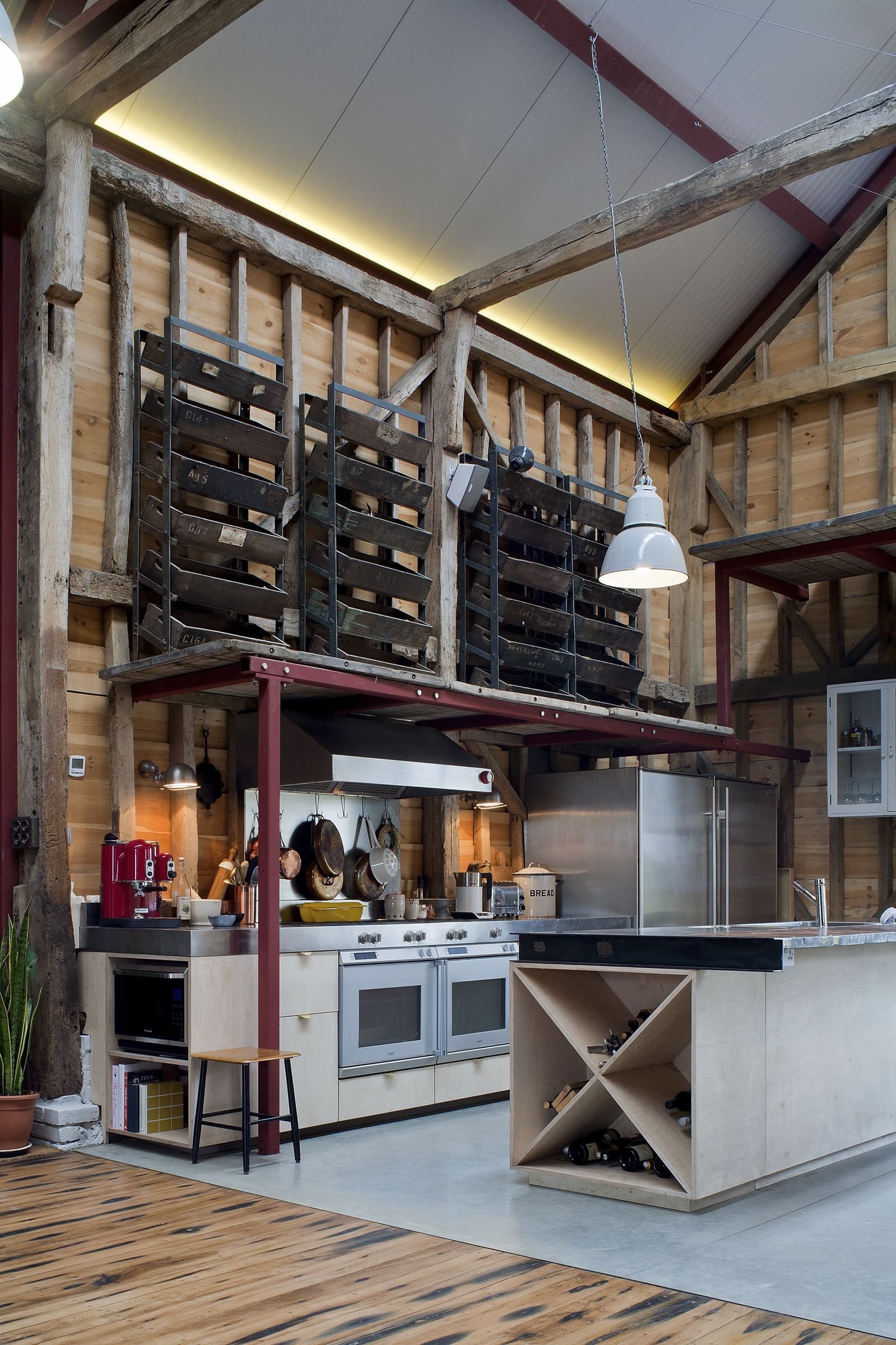 Stodola s podlahou ze starého mostu a stolem z bowlingové dráhy