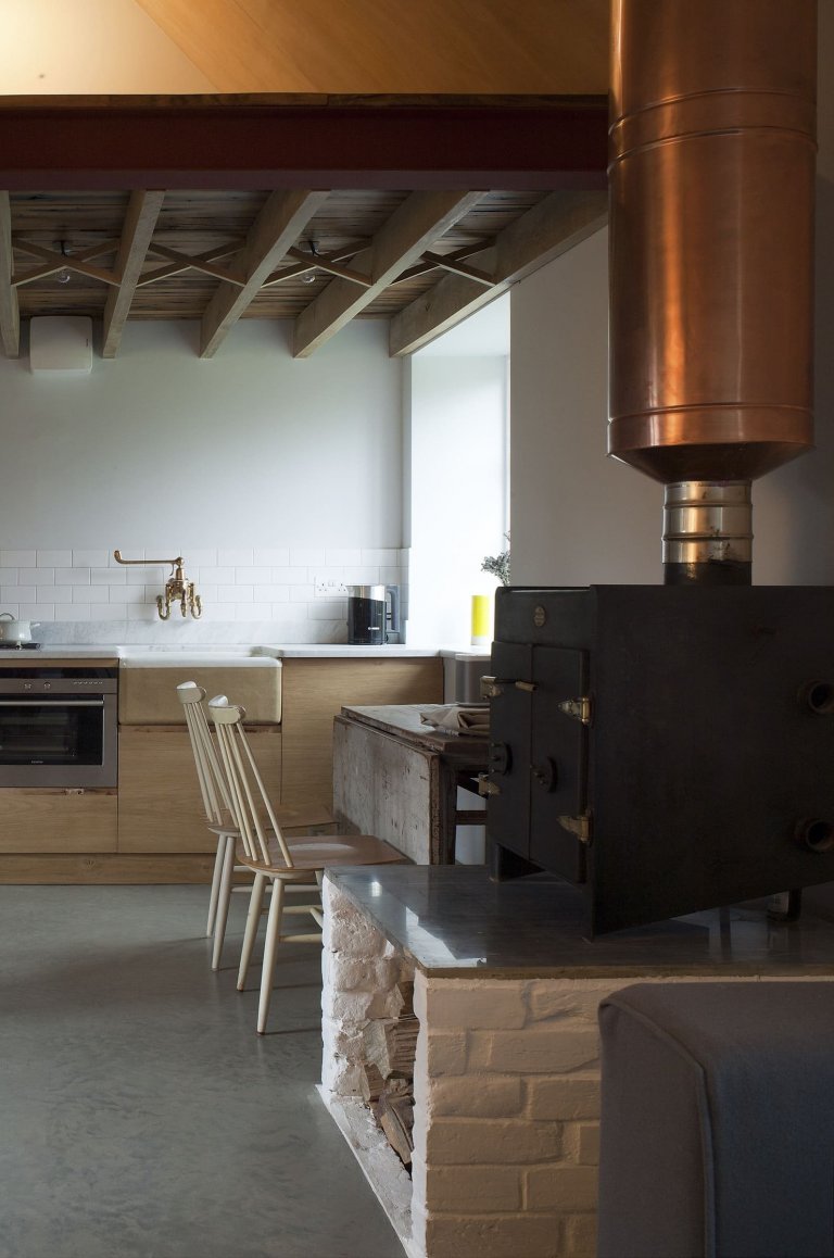 Stodola s podlahou ze starého mostu a stolem z bowlingové dráhy