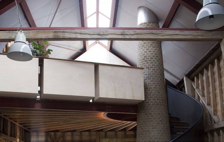 Stodola s podlahou ze starého mostu a stolem z bowlingové dráhy