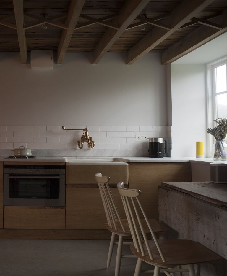 Stodola s podlahou ze starého mostu a stolem z bowlingové dráhy