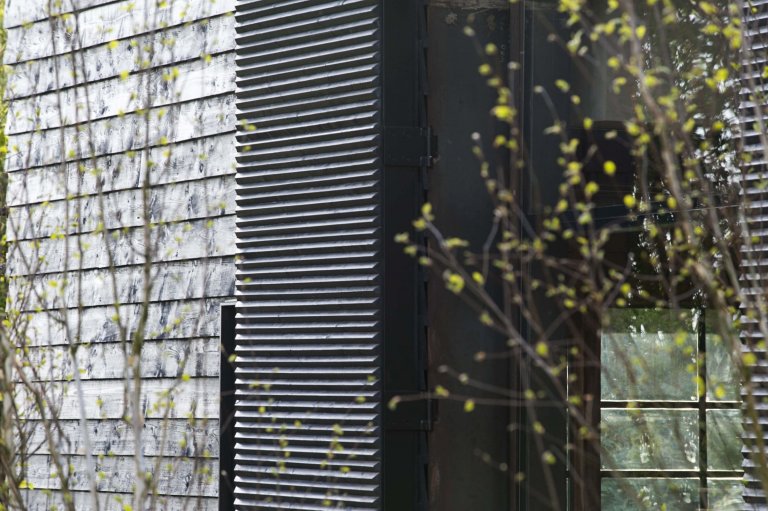 Stodola s podlahou ze starého mostu a stolem z bowlingové dráhy