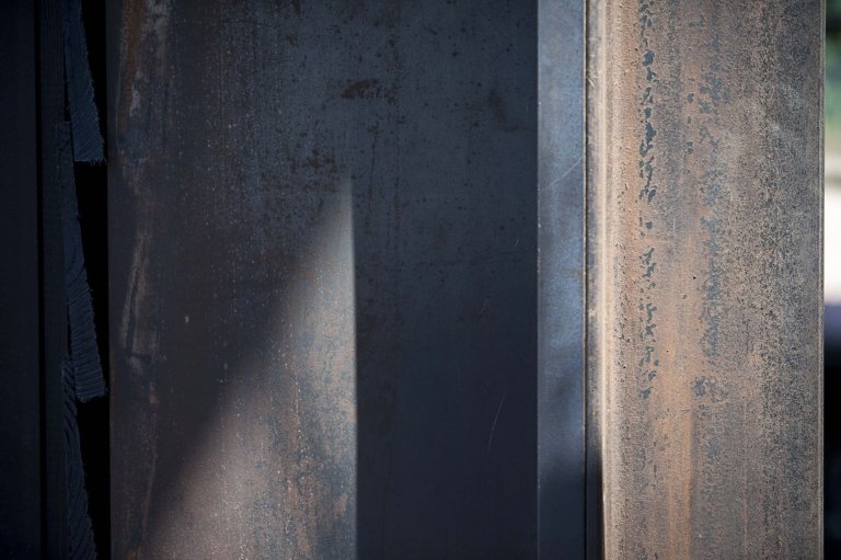 Stodola s podlahou ze starého mostu a stolem z bowlingové dráhy