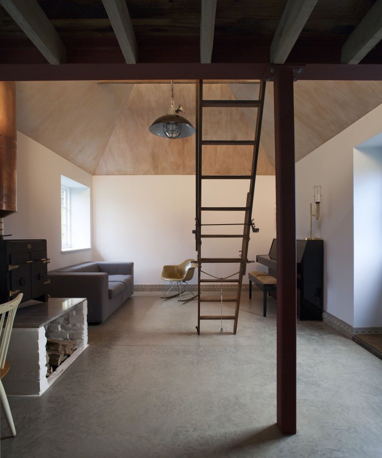 Stodola s podlahou ze starého mostu a stolem z bowlingové dráhy