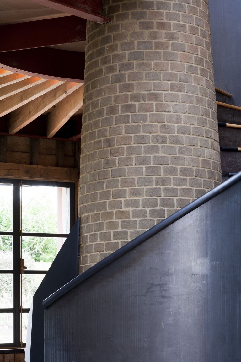 Stodola s podlahou ze starého mostu a stolem z bowlingové dráhy