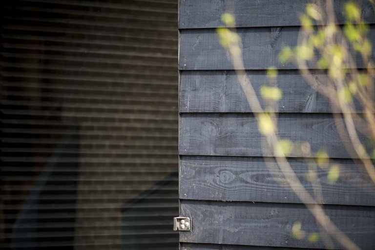 Stodola s podlahou ze starého mostu a stolem z bowlingové dráhy