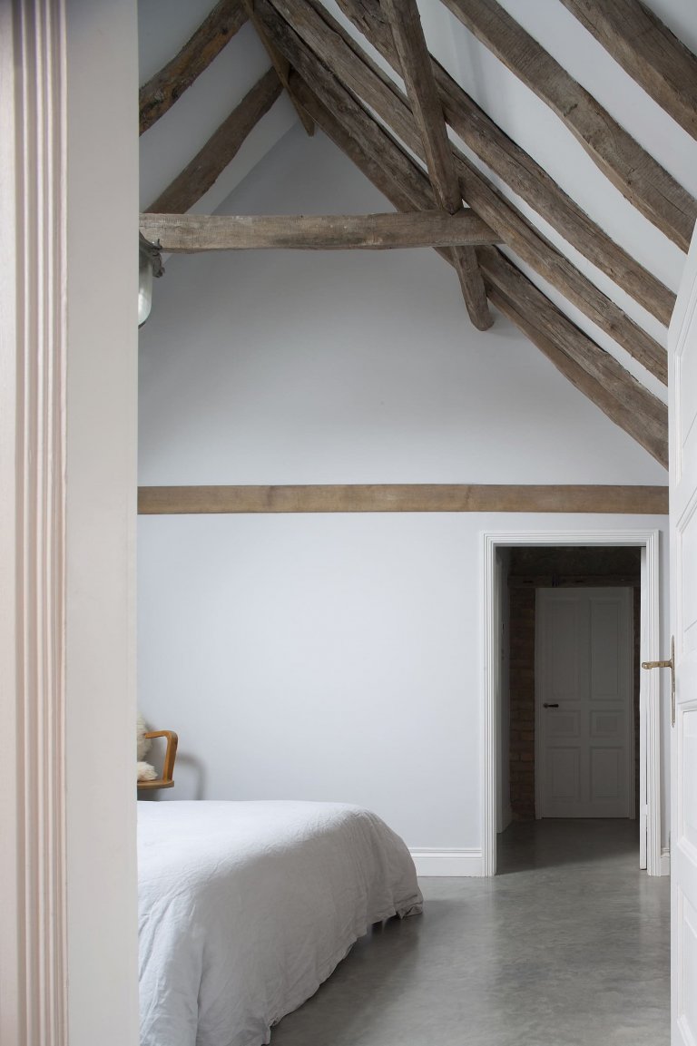 Stodola s podlahou ze starého mostu a stolem z bowlingové dráhy