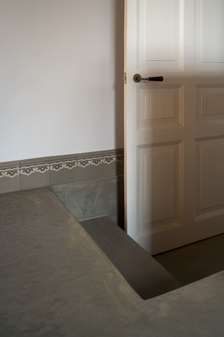 Stodola s podlahou ze starého mostu a stolem z bowlingové dráhy