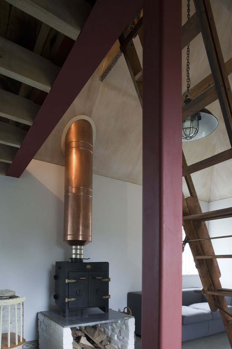 Stodola s podlahou ze starého mostu a stolem z bowlingové dráhy