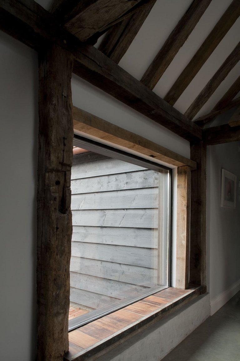 Stodola s podlahou ze starého mostu a stolem z bowlingové dráhy