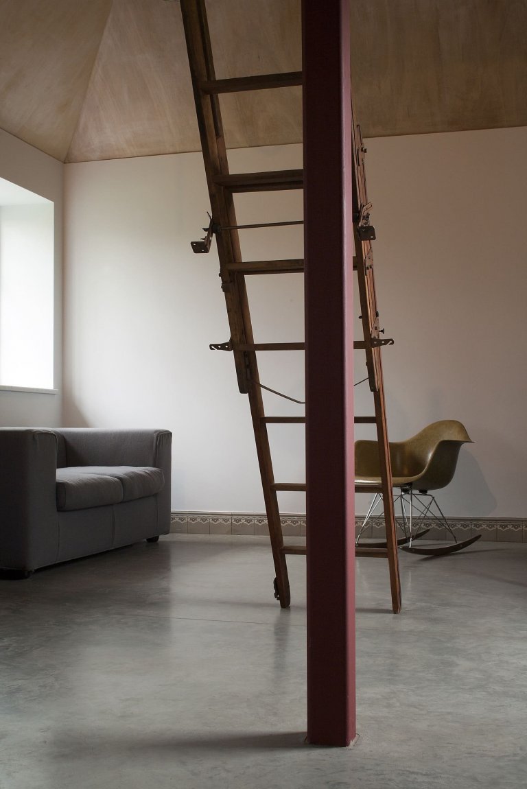 Stodola s podlahou ze starého mostu a stolem z bowlingové dráhy