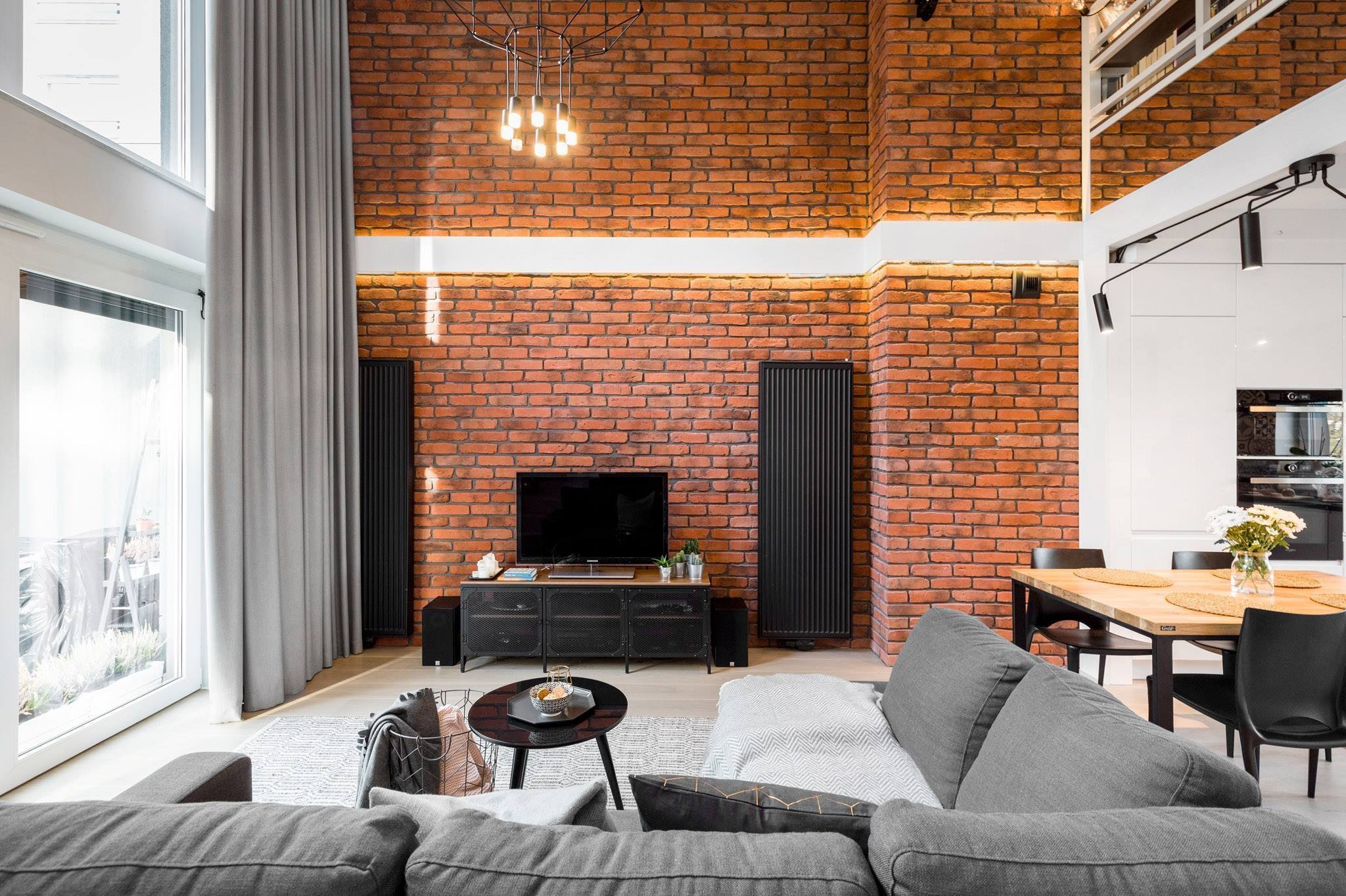 Stylový mezonet s cihlovou stěnou