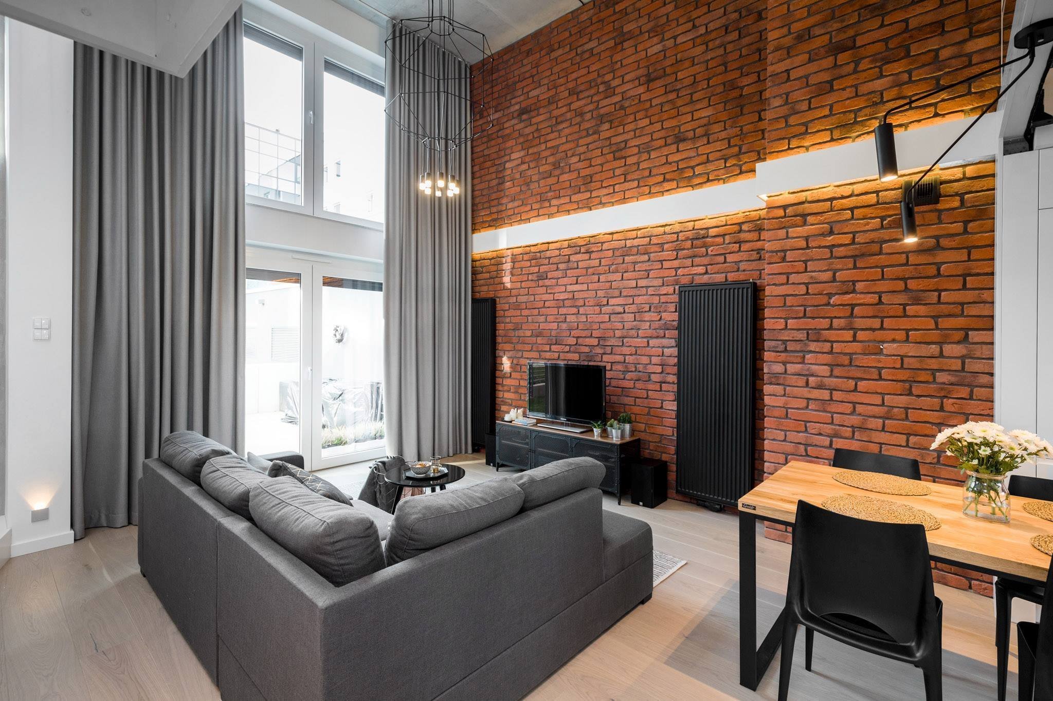 Stylový mezonet s cihlovou stěnou