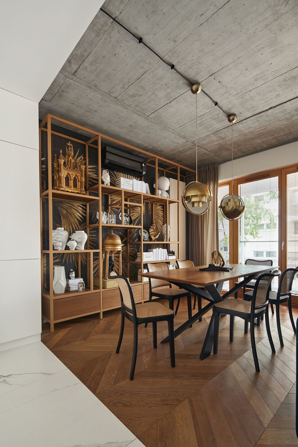 Surový styl a geometrická elegance bytu v Krakově