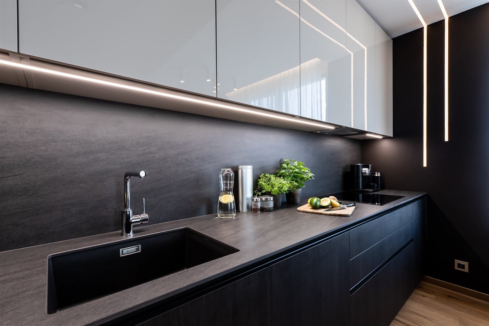 Tmavší barvy v interiéru? Inspirací je byt v Rezidenci Waltrovka