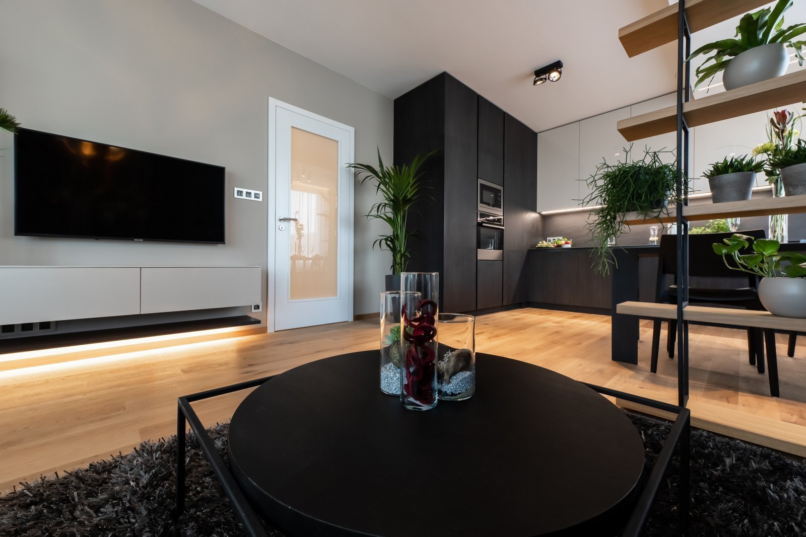 Tmavší barvy v interiéru? Inspirací je byt v Rezidenci Waltrovka