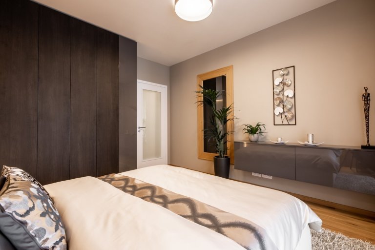 Tmavší barvy v interiéru? Inspirací je byt v Rezidenci Waltrovka