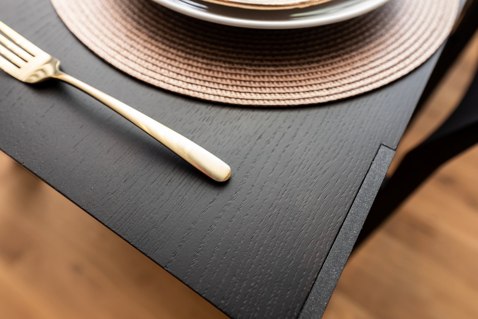 Tmavší barvy v interiéru? Inspirací je byt v Rezidenci Waltrovka