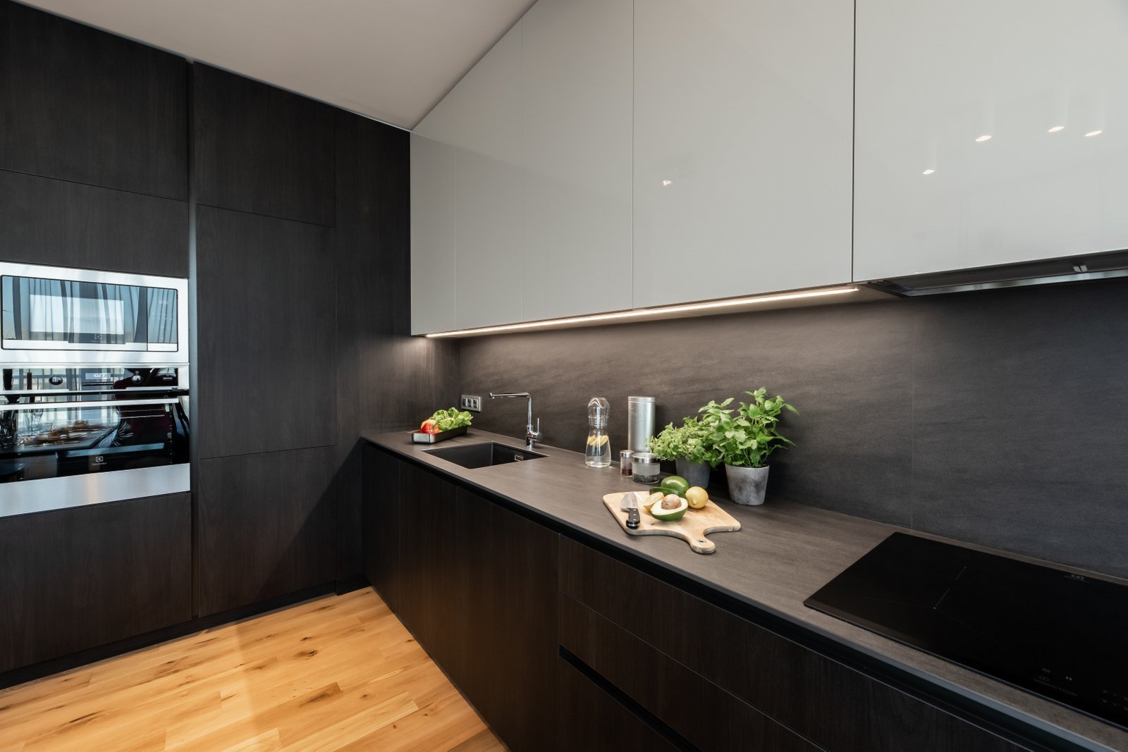 Tmavší barvy v interiéru? Inspirací je byt v Rezidenci Waltrovka