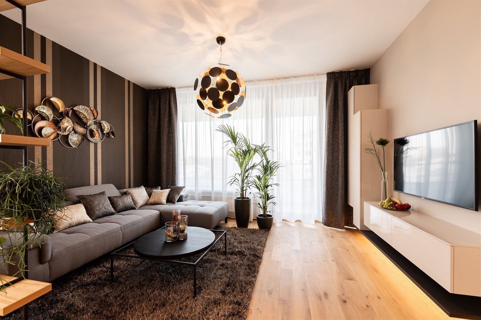 Tmavší barvy v interiéru? Inspirací je byt v Rezidenci Waltrovka