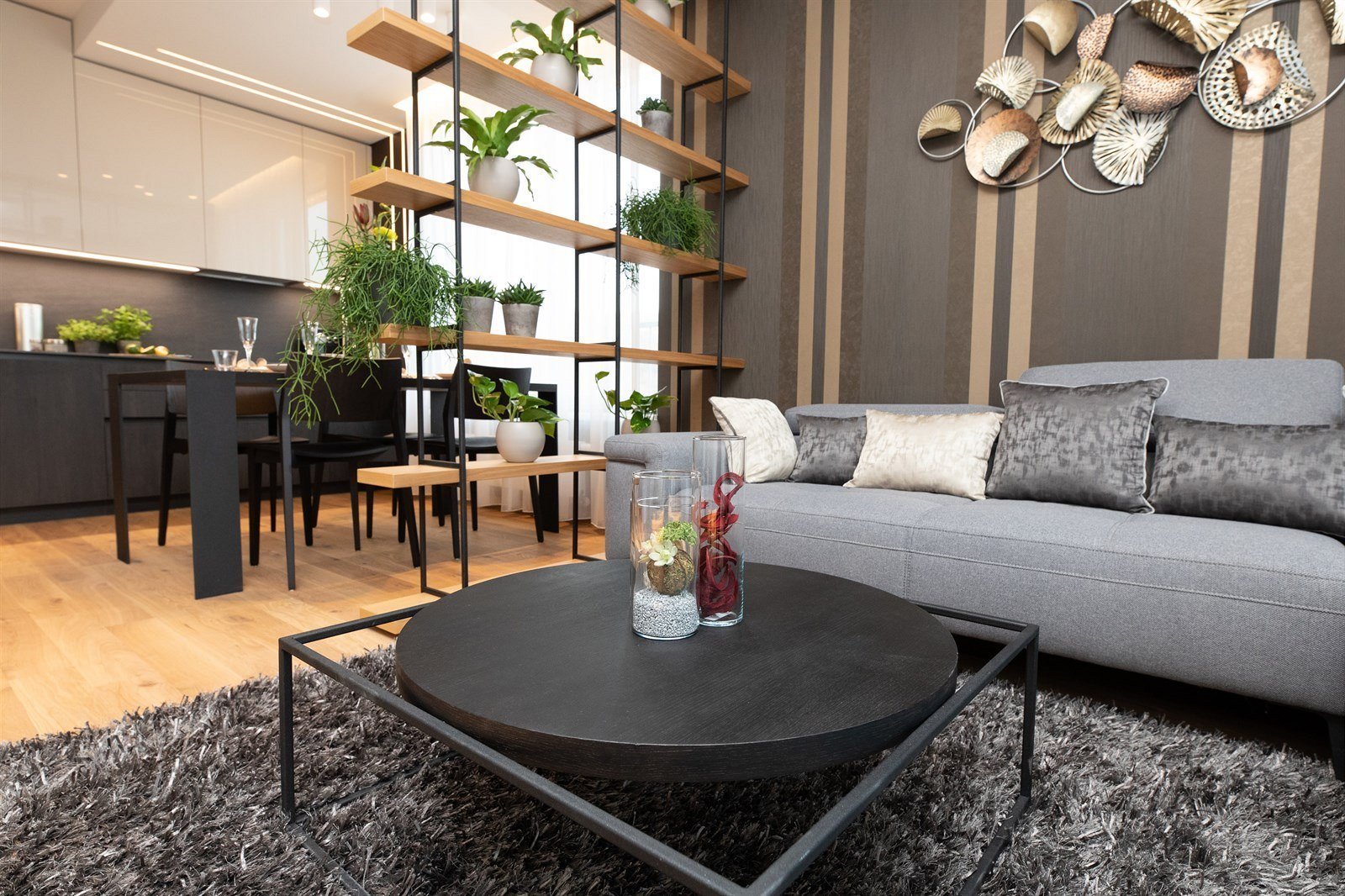 Tmavší barvy v interiéru? Inspirací je byt v Rezidenci Waltrovka