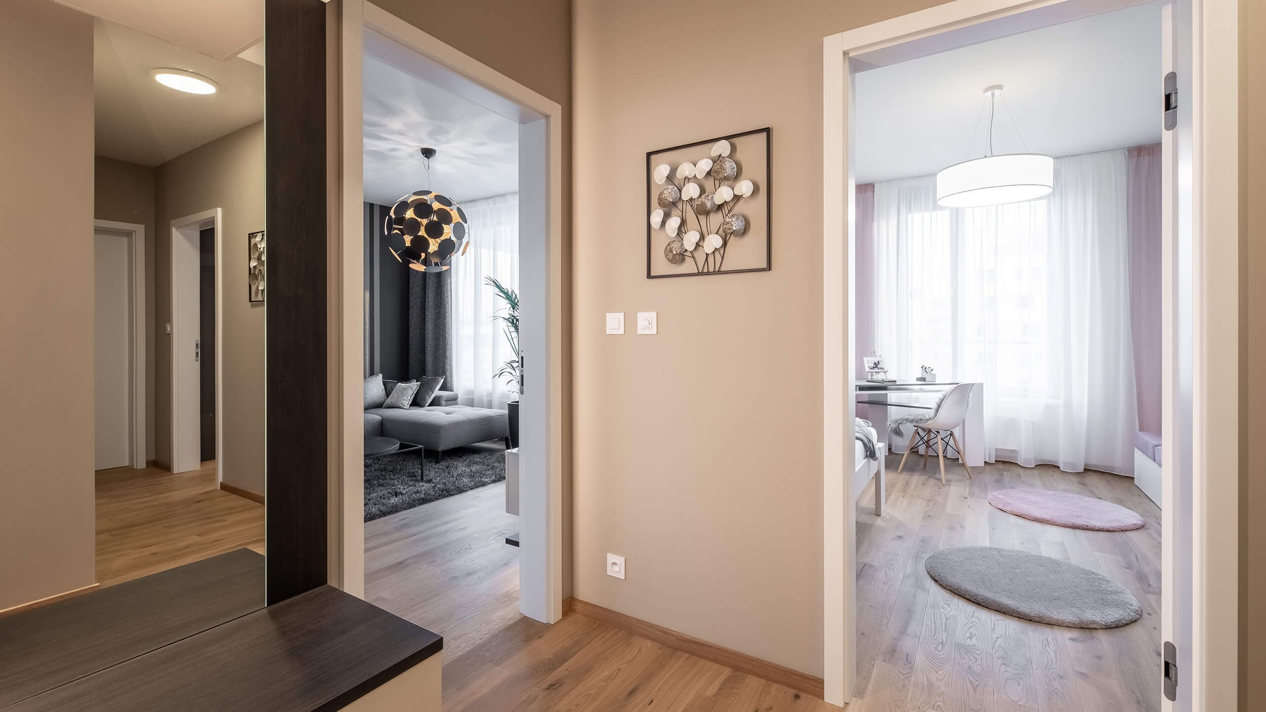 Tmavší barvy v interiéru? Inspirací je byt v Rezidenci Waltrovka