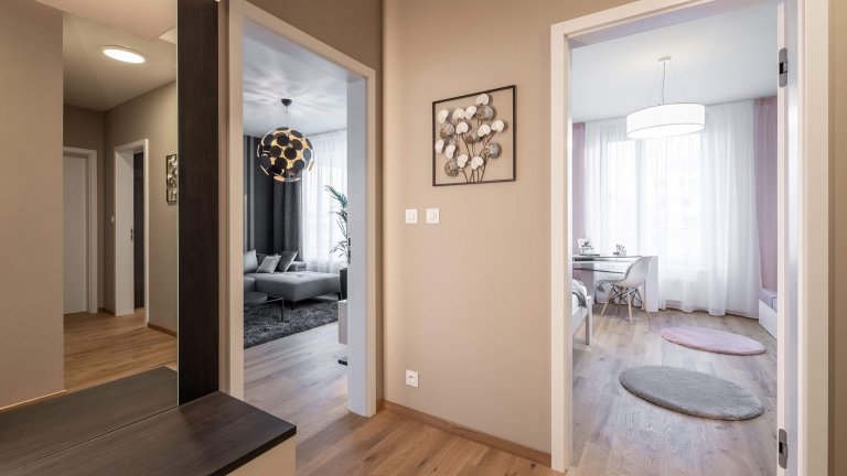 Tmavší barvy v interiéru? Inspirací je byt v Rezidenci Waltrovka