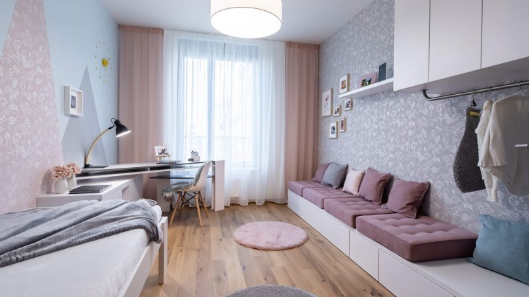 Tmavší barvy v interiéru? Inspirací je byt v Rezidenci Waltrovka