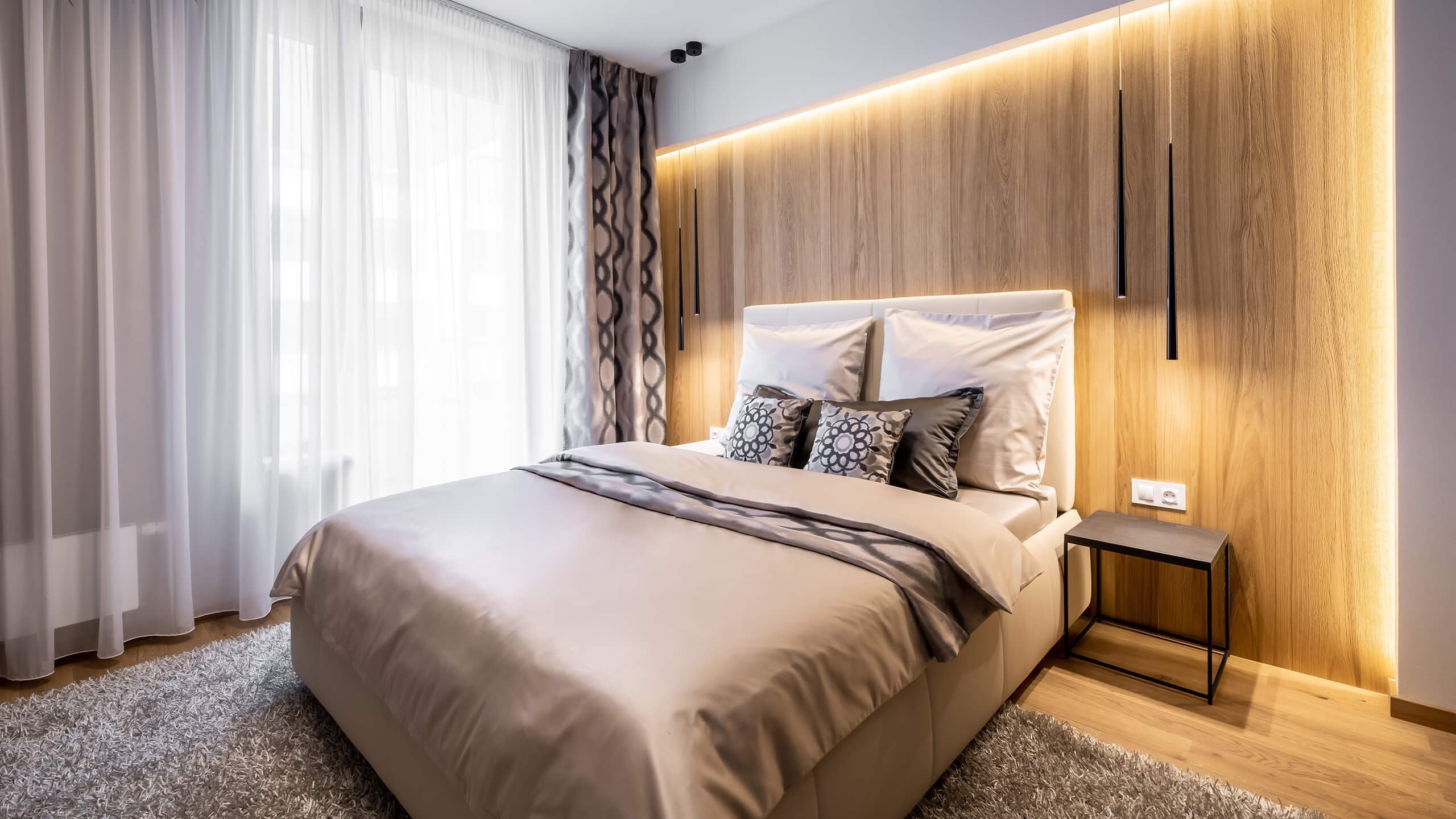 Tmavší barvy v interiéru? Inspirací je byt v Rezidenci Waltrovka