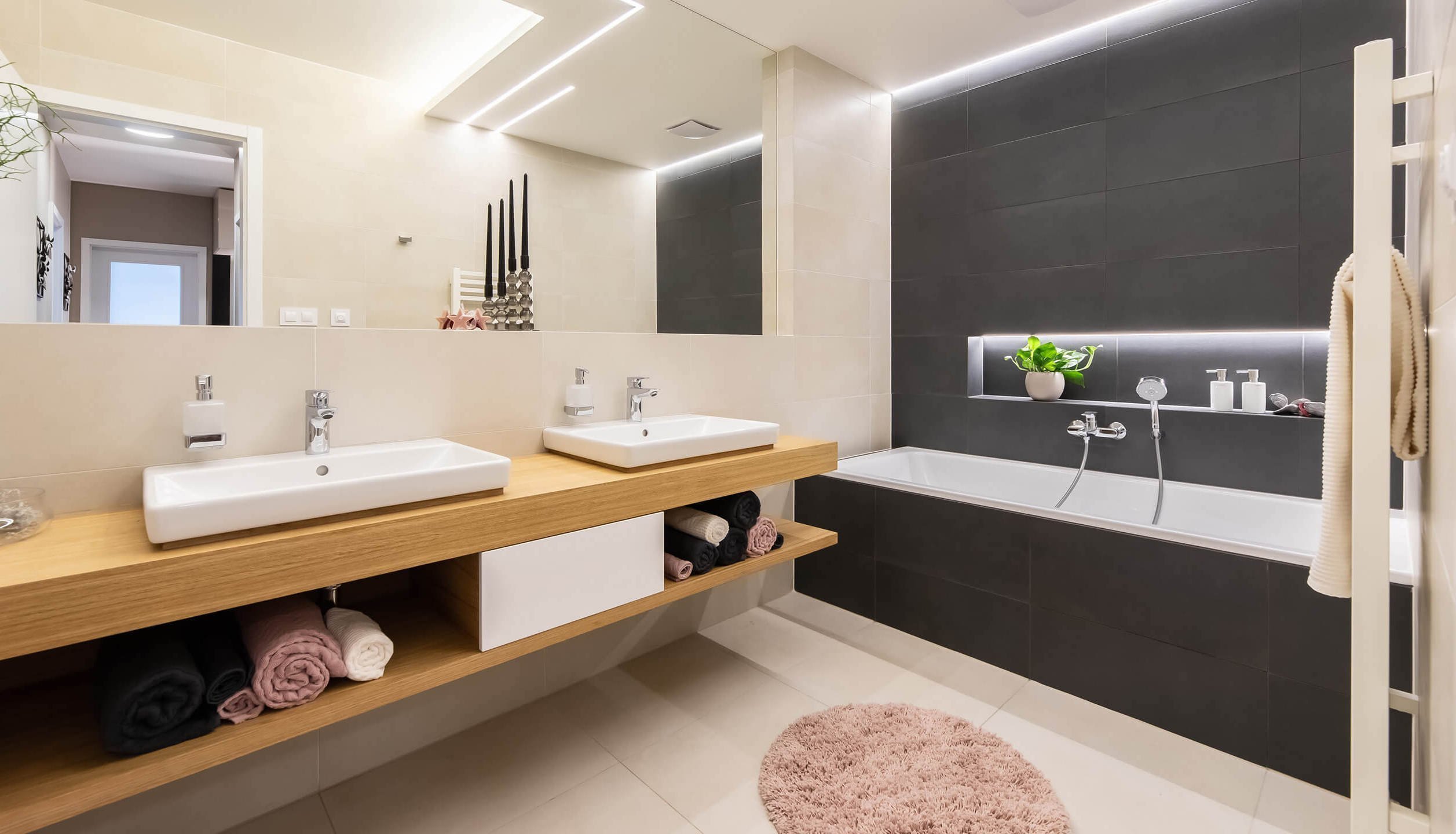 Tmavší barvy v interiéru? Inspirací je byt v Rezidenci Waltrovka