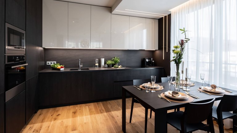 Tmavší barvy v interiéru? Inspirací je byt v Rezidenci Waltrovka