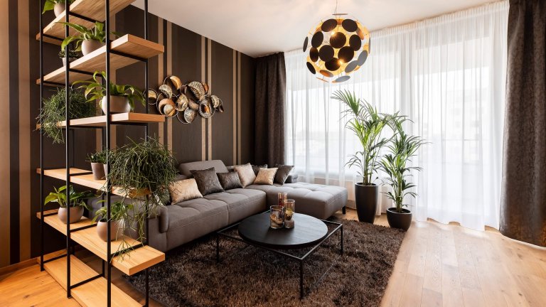 Tmavší barvy v interiéru? Inspirací je byt v Rezidenci Waltrovka