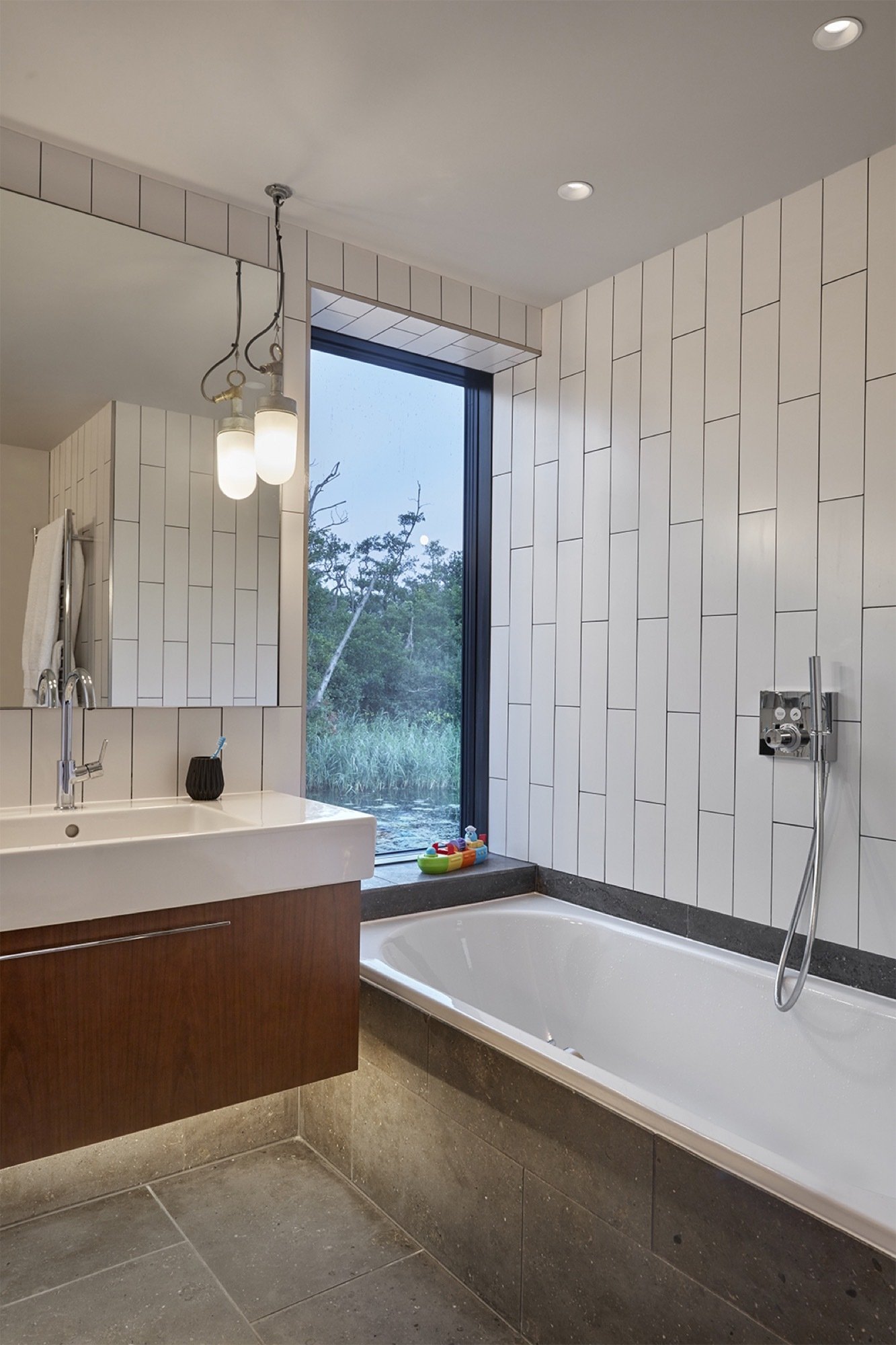 Uprostřed močálů postavili dům plující po vodě