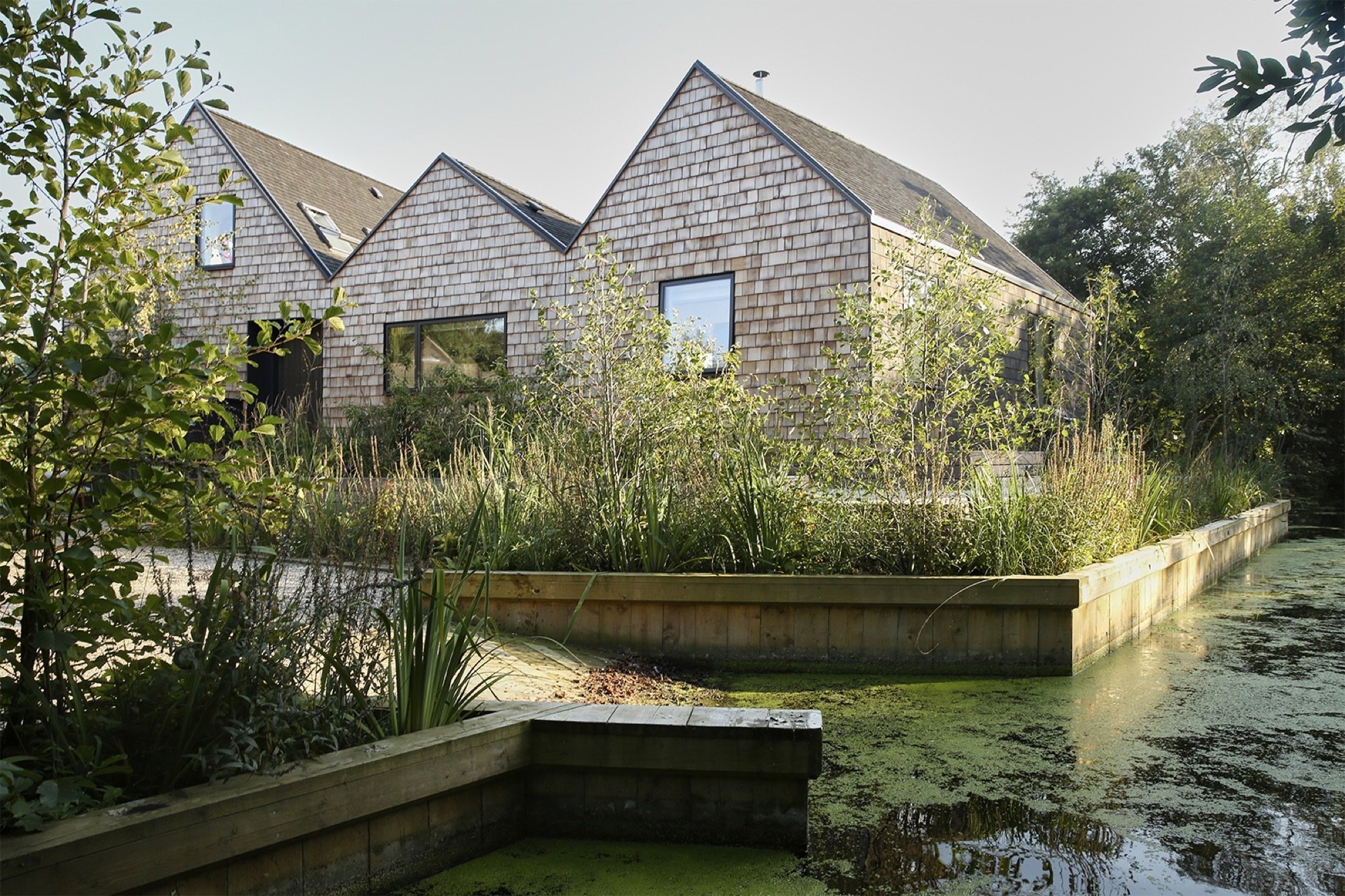 Uprostřed močálů postavili dům plující po vodě