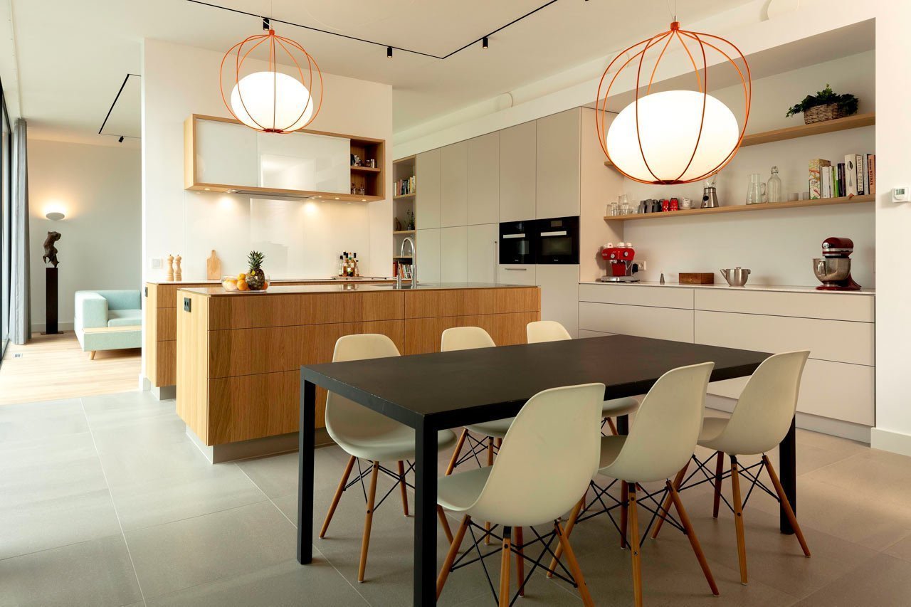Zajímavou ukázkou spojení designu a energetické udržitelnosti je moderní bungalov v Utrechtu